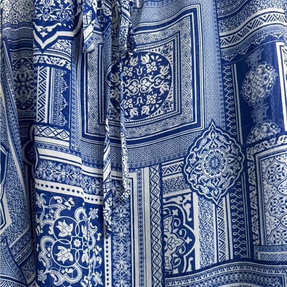 2/30$ Blue and White Patterned Sleeveless Top. Ptp 19” - Picture 5 of 6